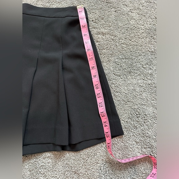 Alice + Olivia Mini Pleated shorts - Picture 4 of 8